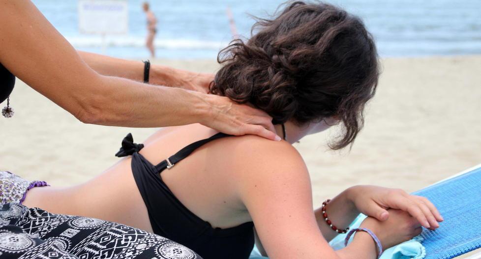 Stop ai massaggi in spiaggia multe anche a chi se li farà fare 