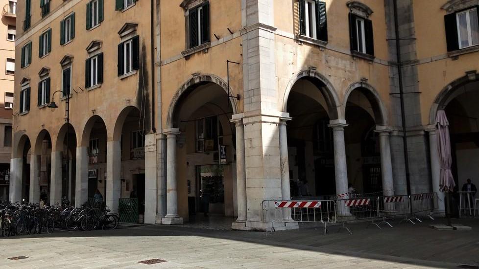 Transennato il portico del Pieroni