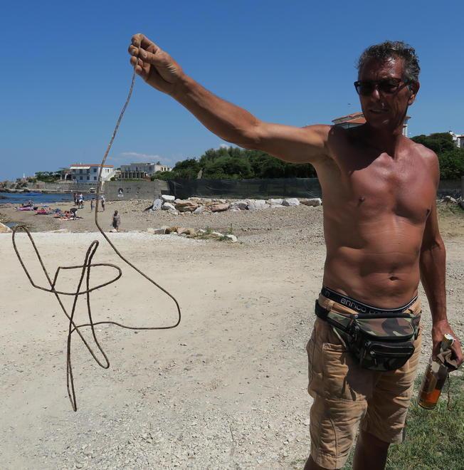 La spiaggia del Sale sepolta da ciottoli detriti e cavi di ferro 