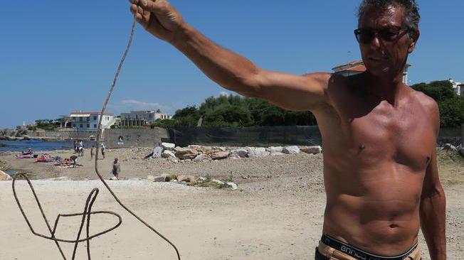 La spiaggia del Sale sepolta da ciottoli detriti e cavi di ferro