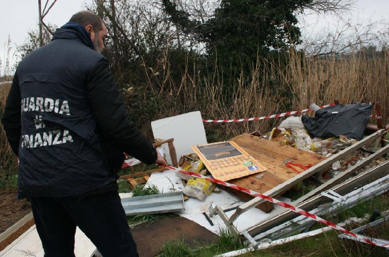 Scarica per strada i rifiuti dello stabilimento balneare 