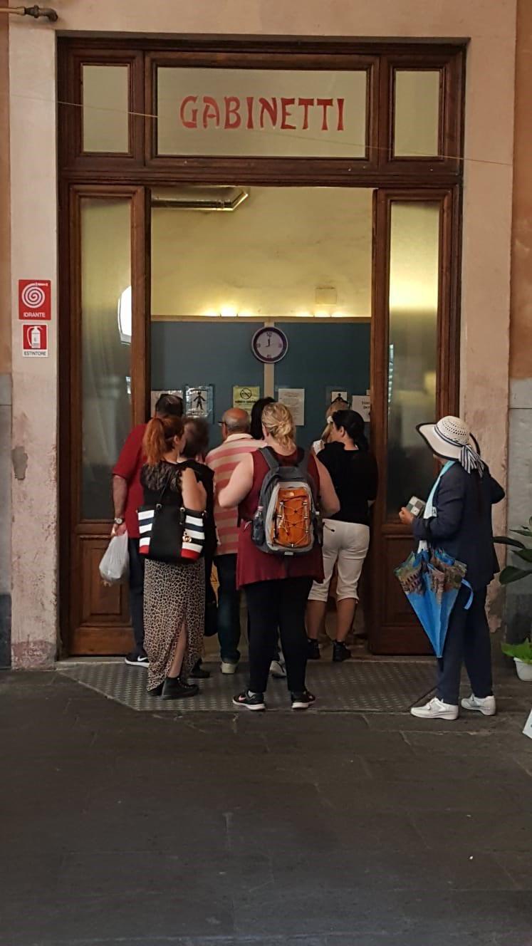 Bagno inagibile al Mercato centrale da tre settimane 