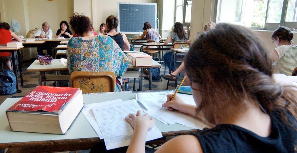 Maturità al via Il dilemma tra tema e saggio breve 