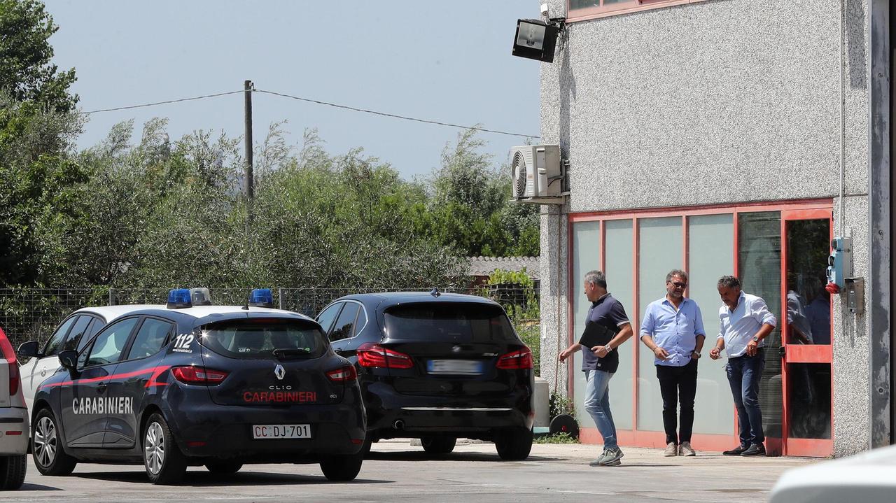 I carabinieri davanti al capannone dove è avvenuto il ritrovamento
