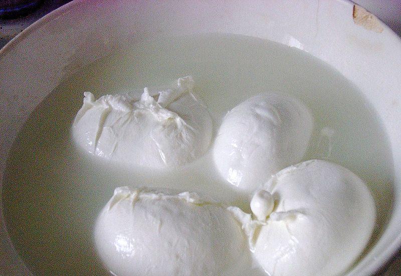 Aghi da cucire nella mozzarella, ritirato il lotto dal commercio