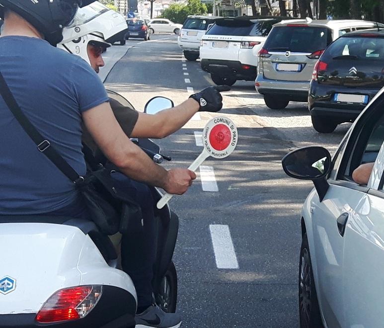 Cellulare alla guida, 7 multe in quattro ore