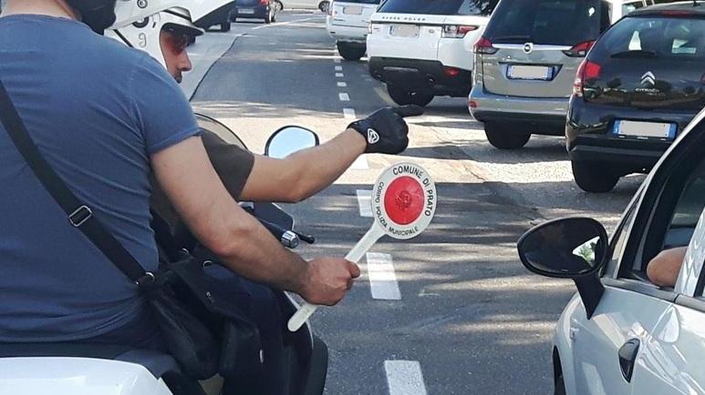Cellulare alla guida, 7 multe in quattro ore