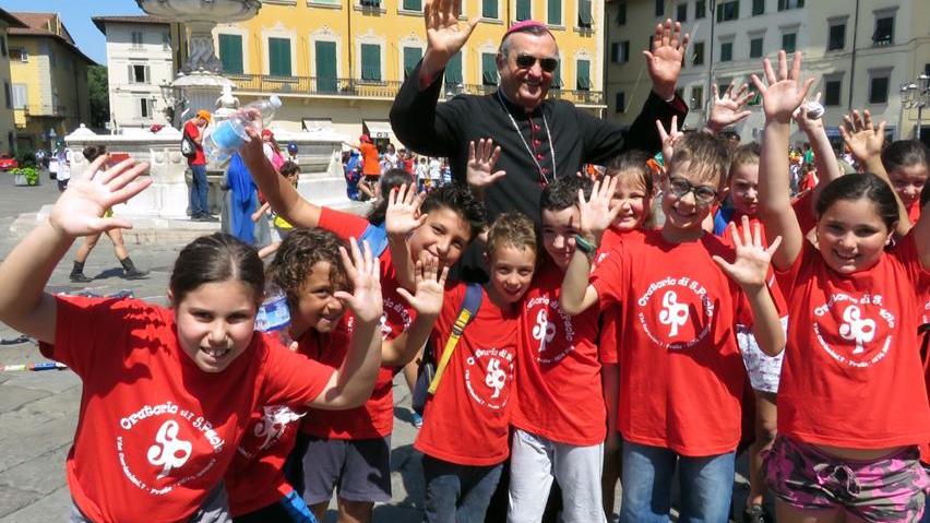 Il vescovo Franco Agostinelli insieme a un gruppo di bambini