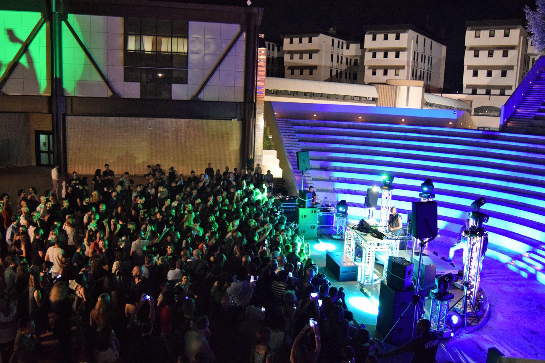 Festeggiamenti al teatro all'aperto del Centro Pecci
