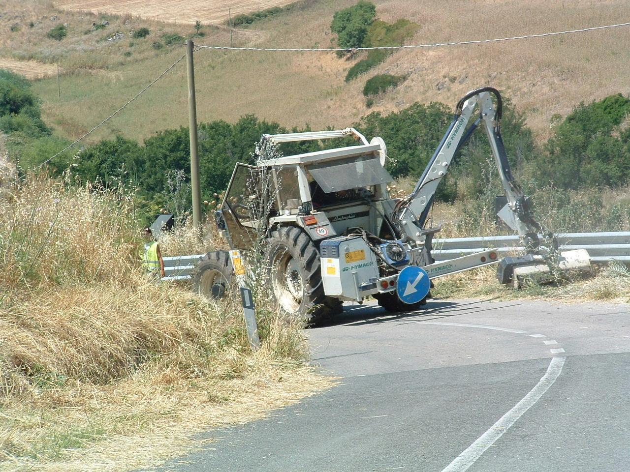 Pulizia dalle erbacce lungo una strada