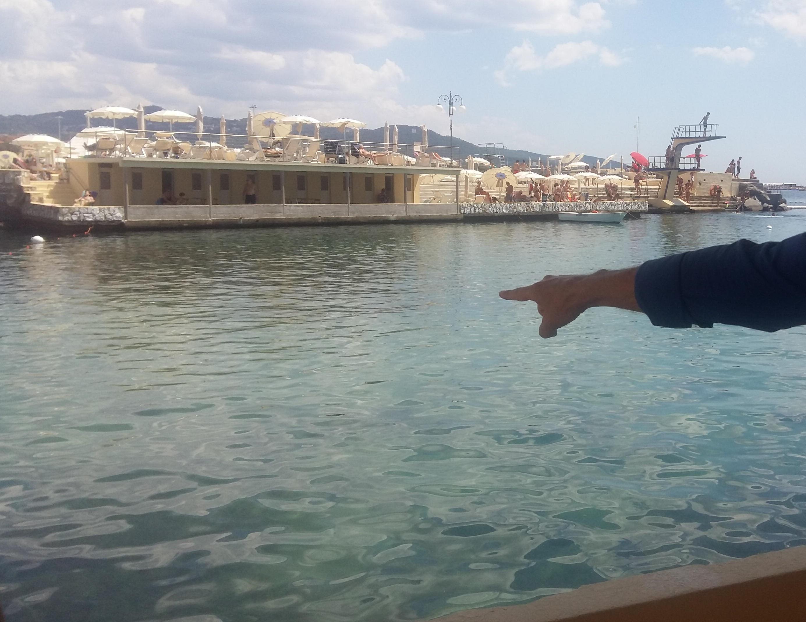 Salvata ai bagni Fiume, i soccorritori: «Quando si è ripresa abbiamo pianto» 