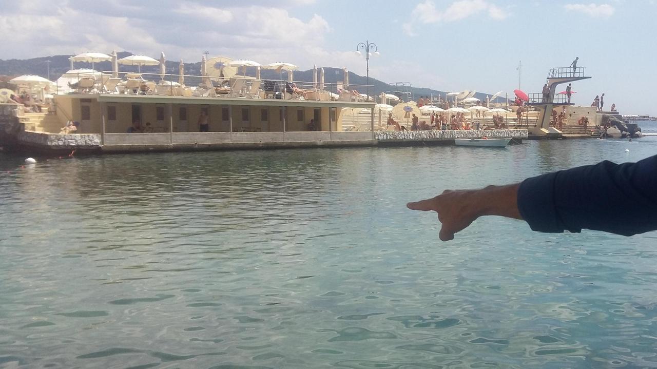 Salvata ai bagni Fiume, i soccorritori: «Quando si è ripresa abbiamo pianto»