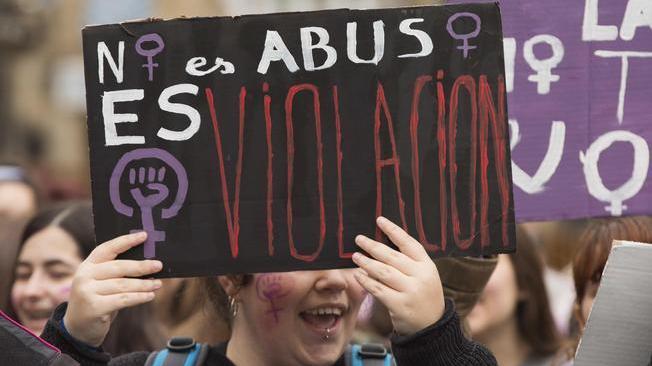 Spagna: stupro San Fermin, 5 in libertà