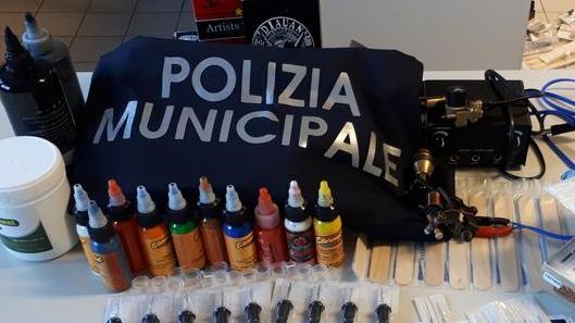 Scoperta attività di tatuatore abusivo