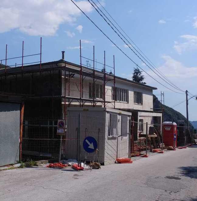 Iniziati i lavori di demolizione dell’ex scuola di Casoli