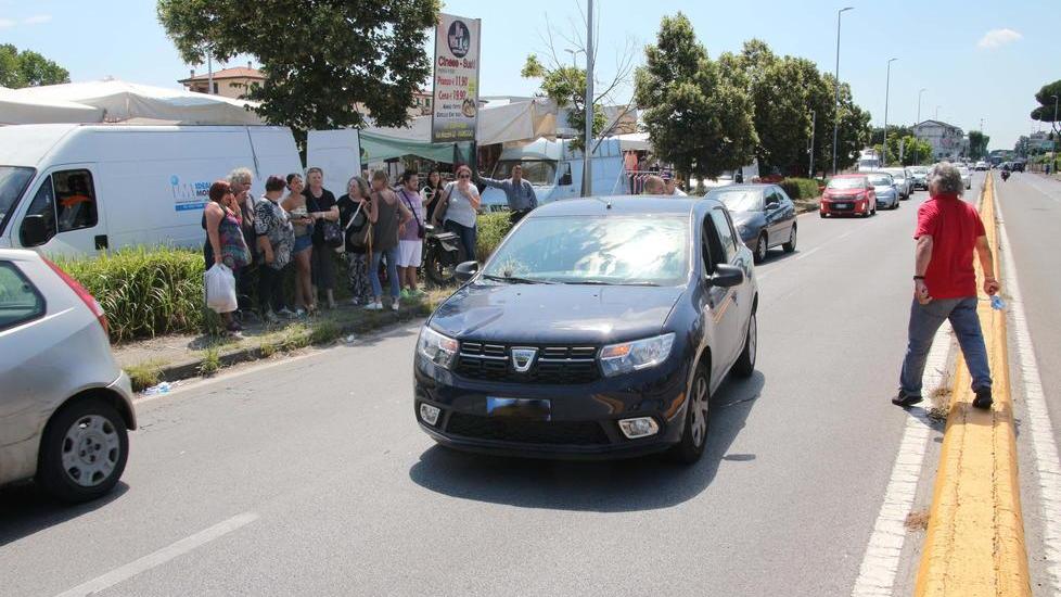 Investita sulla strada mentre va al mercato