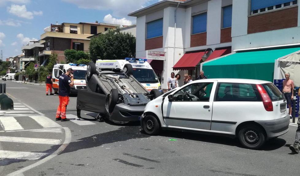 Scontro frontale, un’auto capovolta 