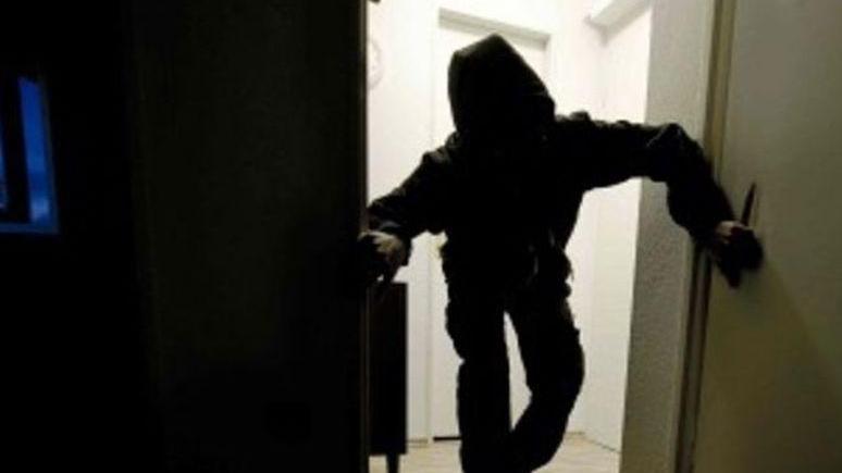 Tentano di rubare, scatta l’allarme