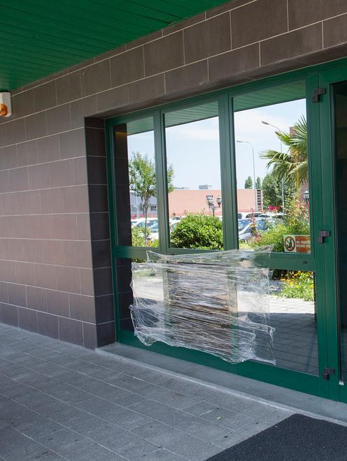 Tombino usato come ariete per derubare il ristorante Alba