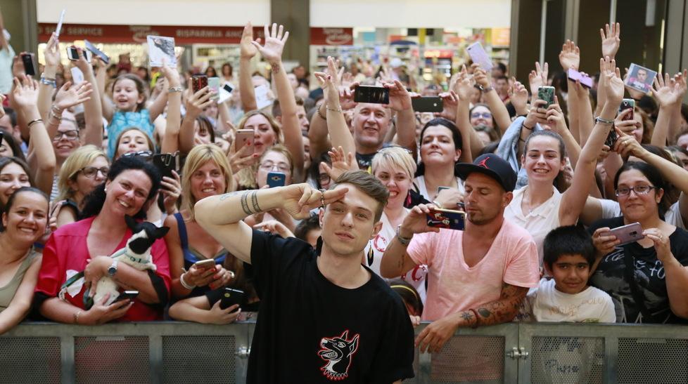 In fila per ore per vedere da vicino Irama