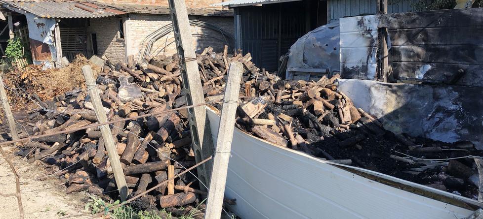 Catasta di legna va a fuoco in un’azienda agricola