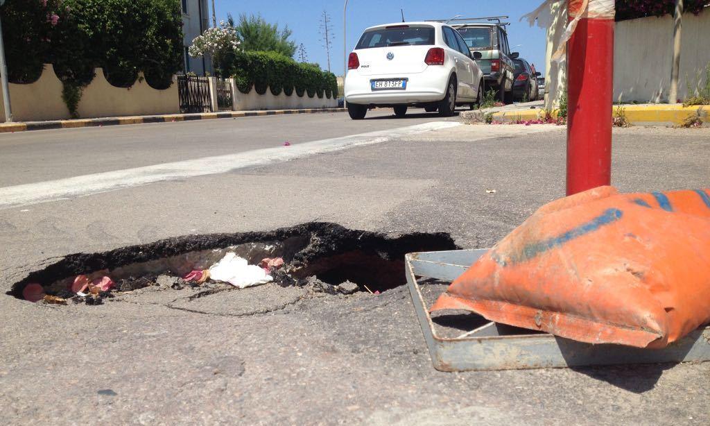 Buca sull’asfalto, residenti inferociti
