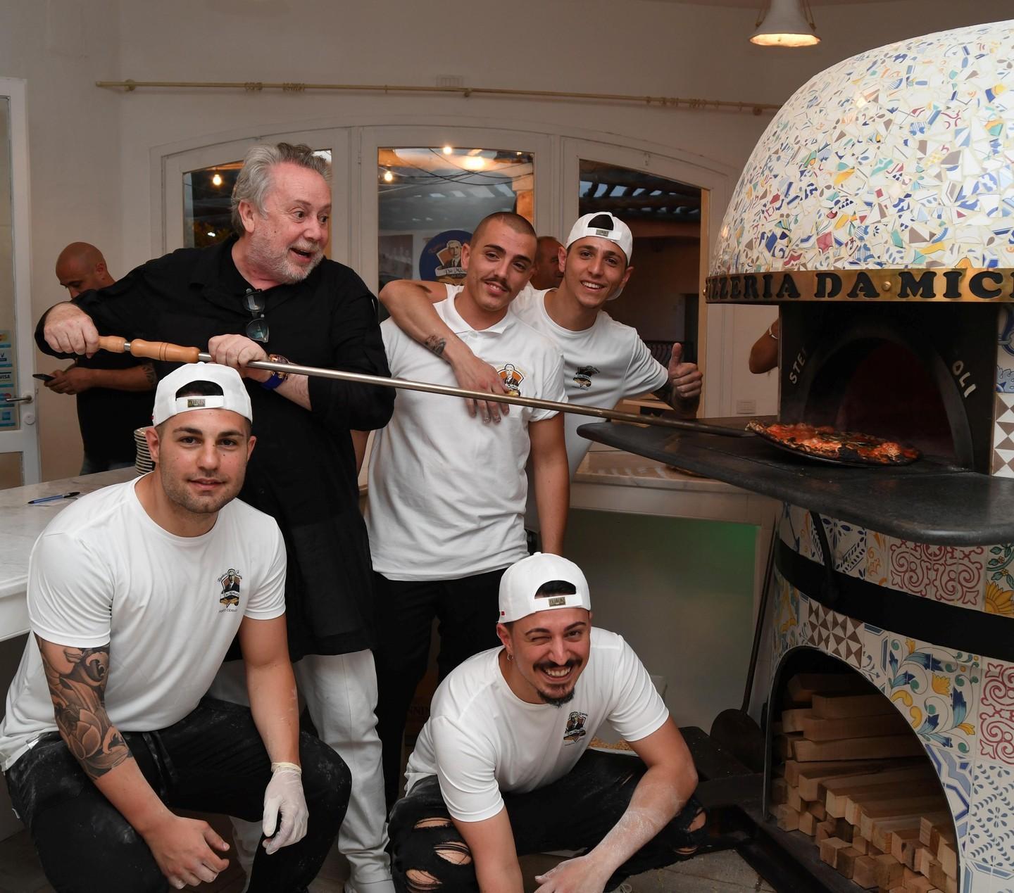 Lele Mora inforna una pizza "Da Michele" a Castel Cervo