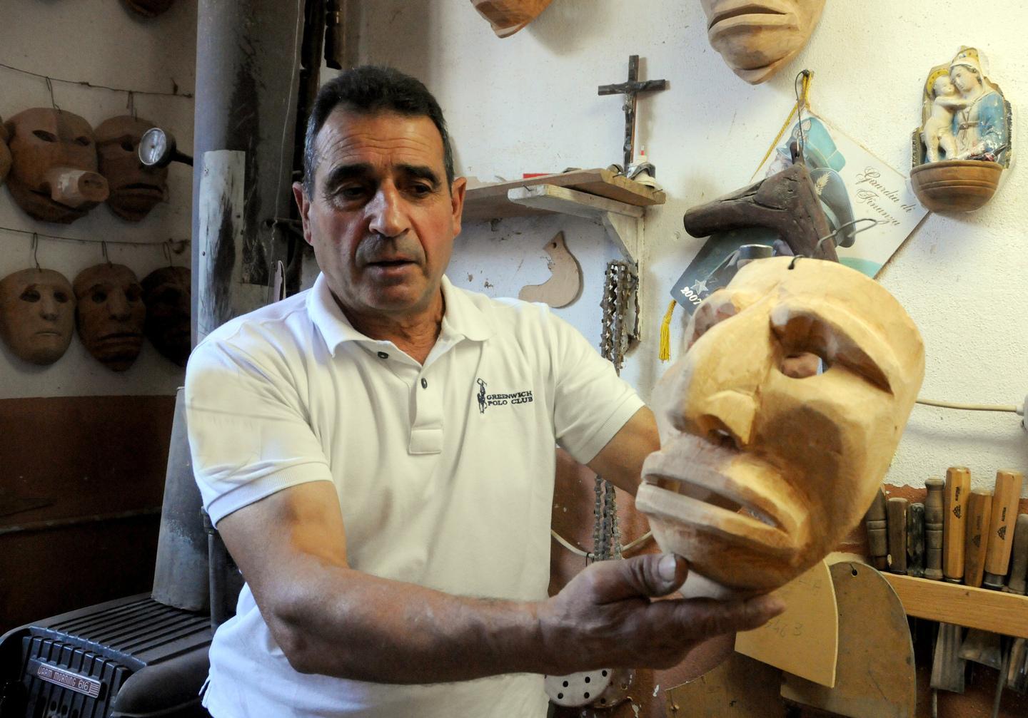 «Scolpisco il volto dei mamuthones»