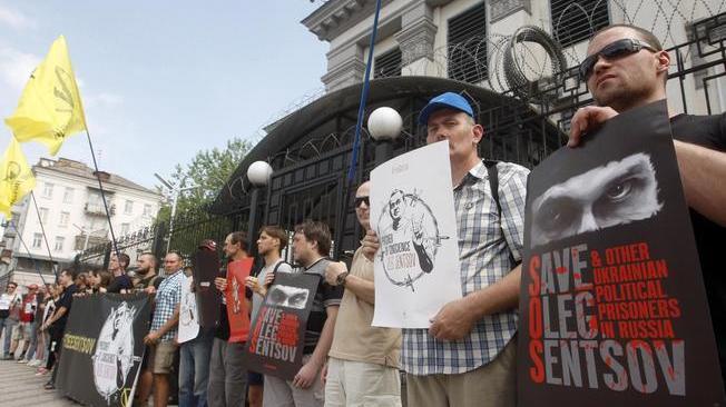 Russia: Sentsov non smette sciopero fame