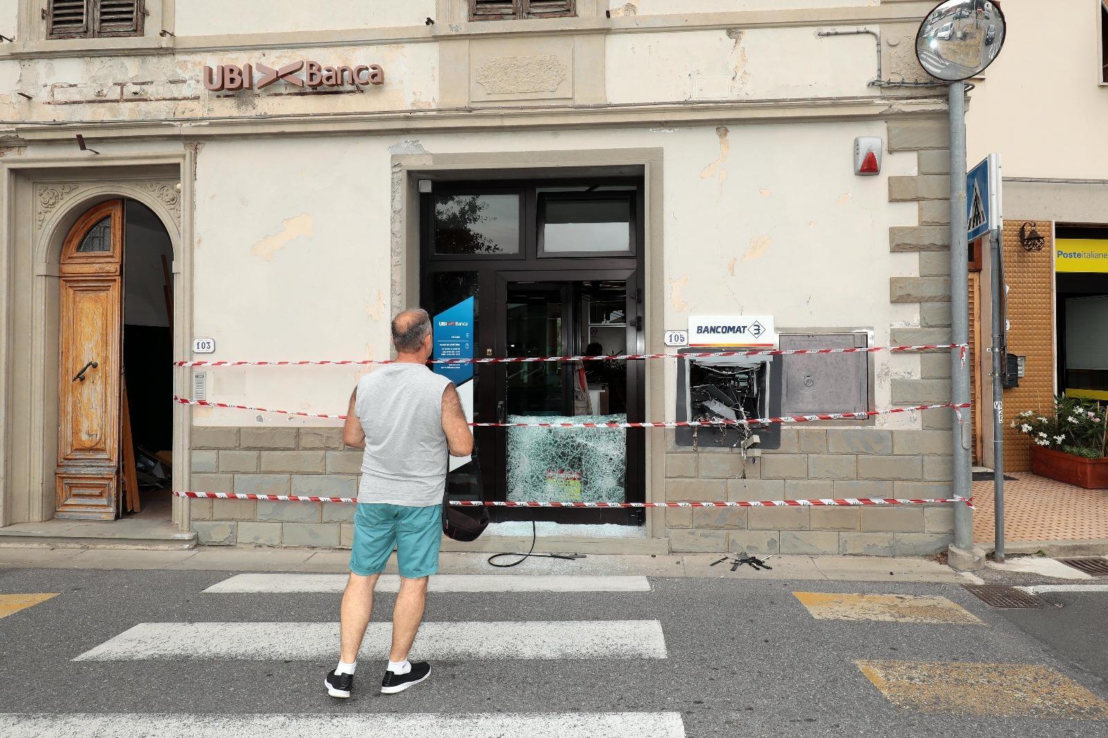 Il bancomat fatto saltare a Vitolini (foto agenzia Carlo Sestini)