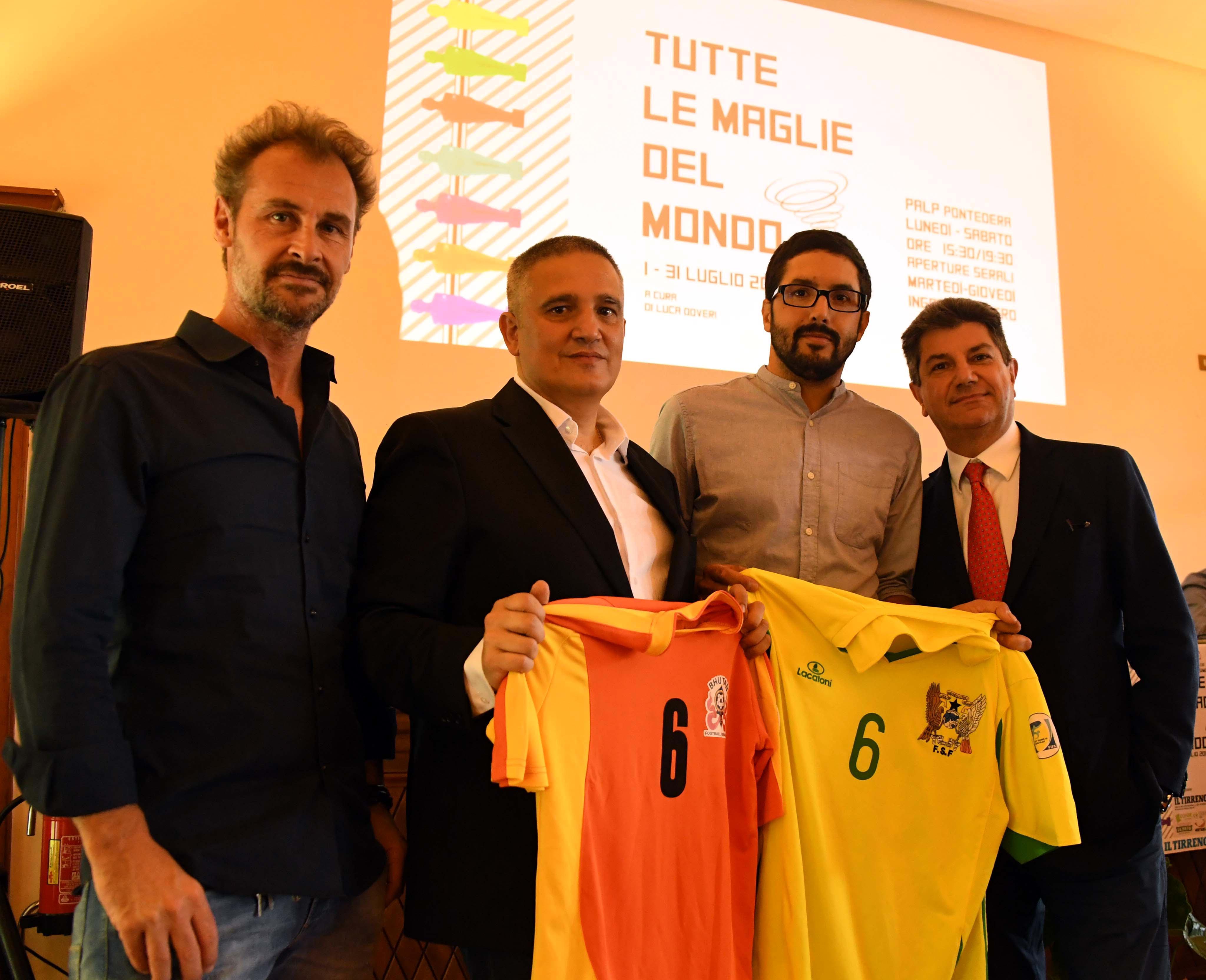 Da sinistra: Luca Doveri (organizzatore), Fabrizio Brancoli (vice direttore del Tirreno), Simone Panizzi (collezionista) e Luigi Vicinanza (direttore del Tirreno)