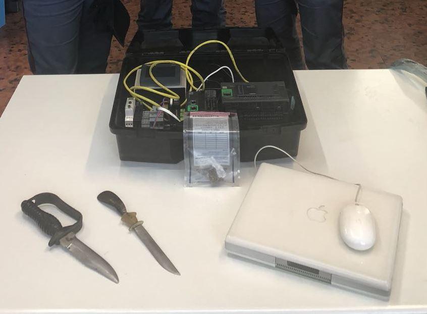 Il materiale sequestrato nel garage dove abitava il sessantunenne