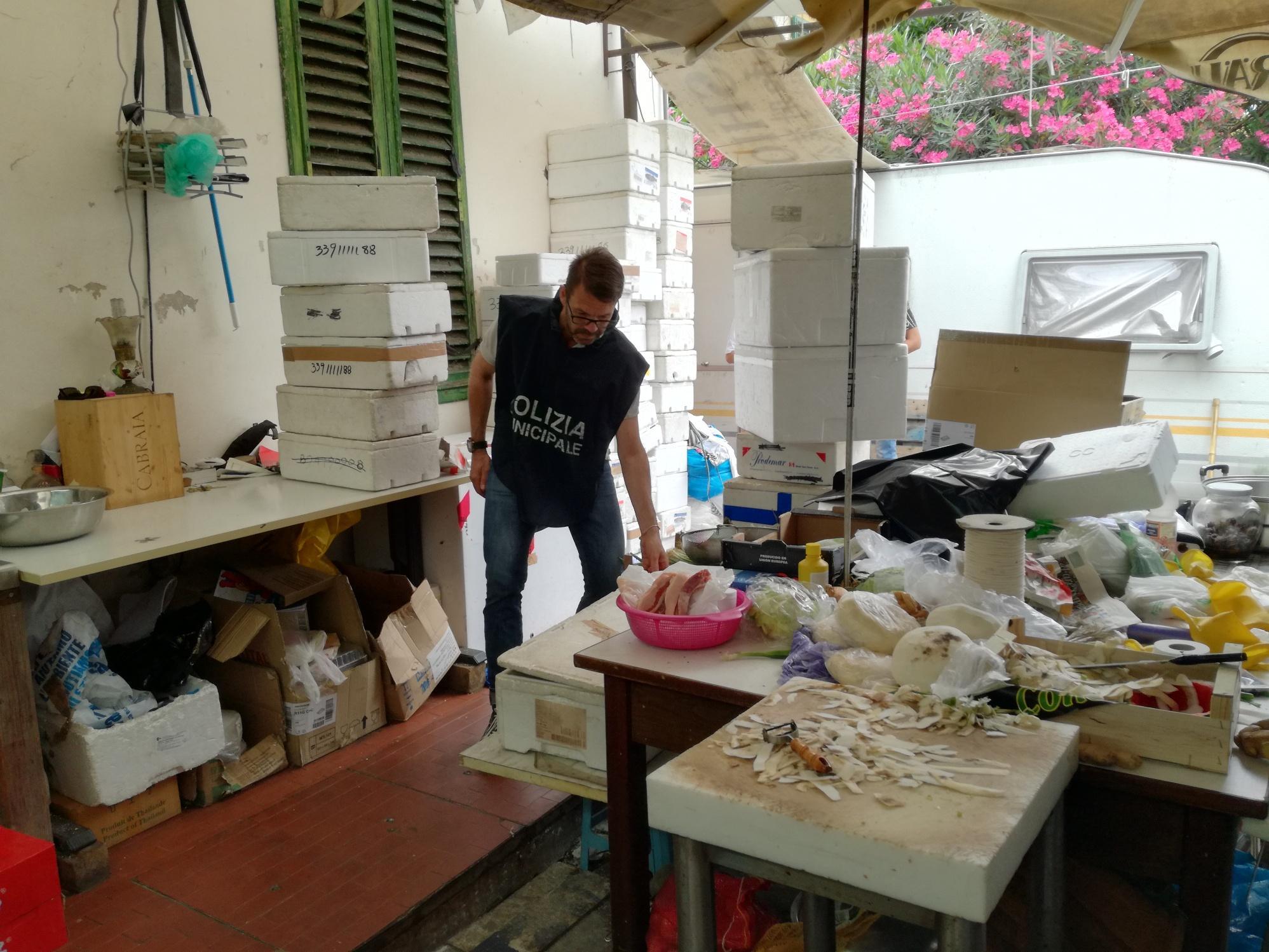 Nell'abitazione del 49enne  tutto il materiale del catering abusivo