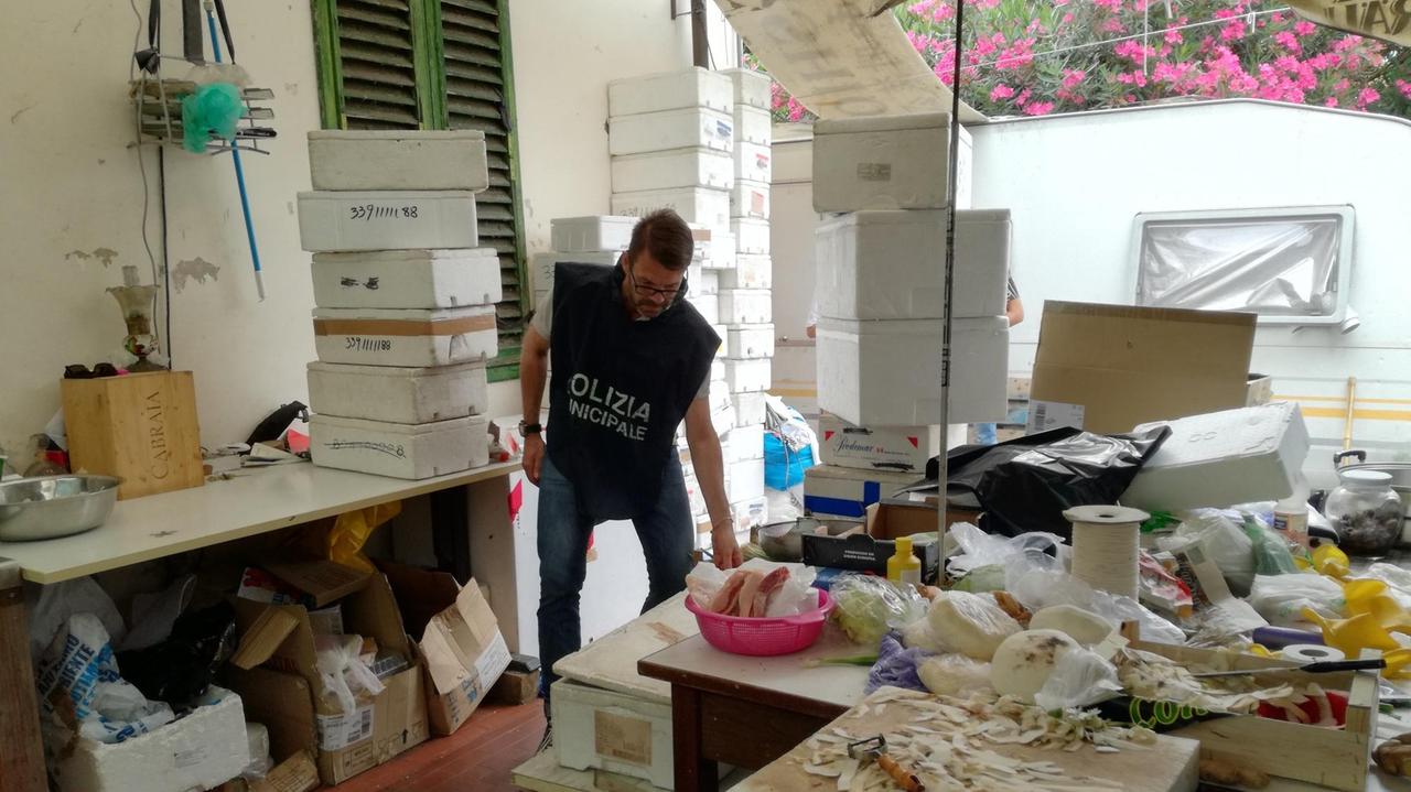 Nell'abitazione del 49enne tutto il materiale del catering abusivo