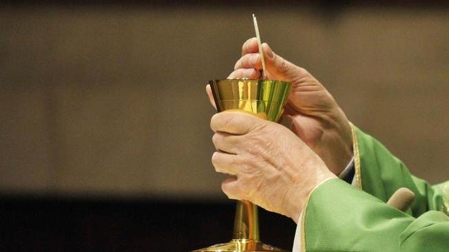 Papa: i vescovi si spoglino per i poveri 