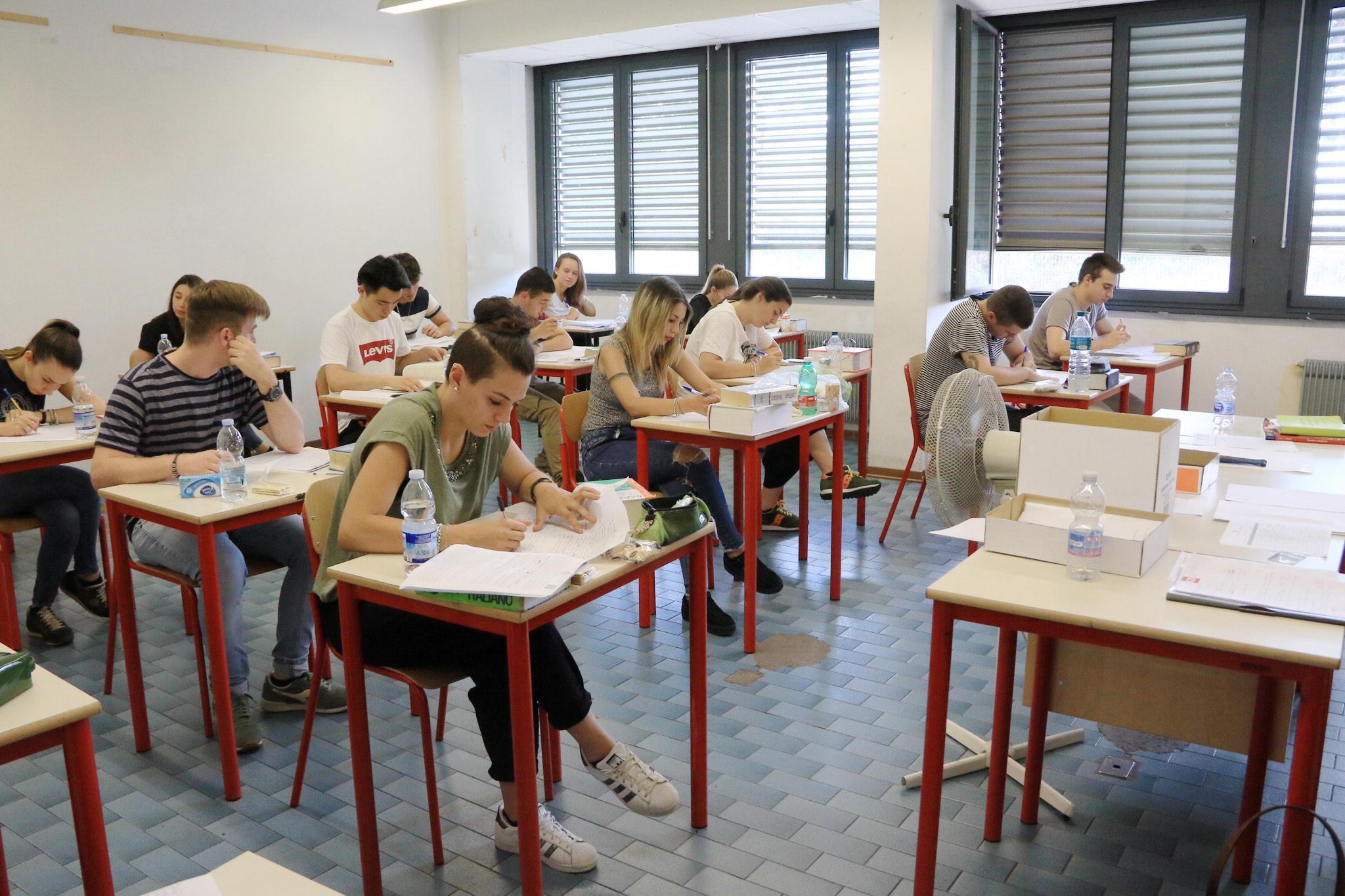 Una classe del Cicognini durante il tema della maturità (foto Sproviero/Batavia)