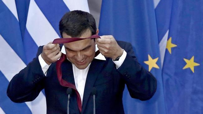 Tsipras in cravatta per la fine del memorandum 