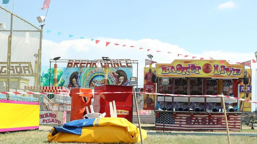 Alcune delle giostre presenti nel Luna Park di Castelmartini (Foto Nucci)