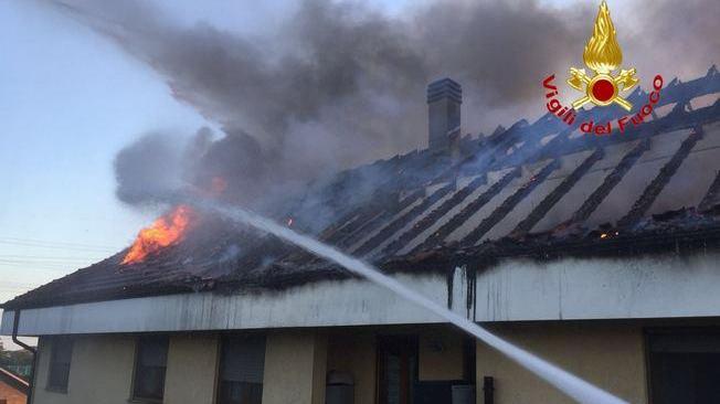 Tetto in fiamme, evacuate 30 famiglie