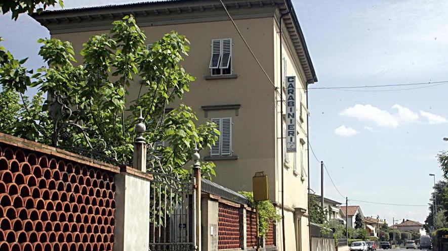 Lavori al tetto della caserma dei carabinieri