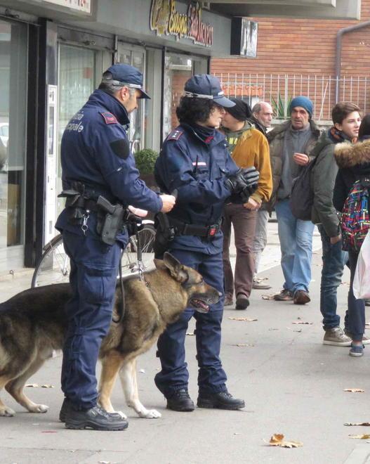 Minaccia e semina paura con uno sfollagente 
