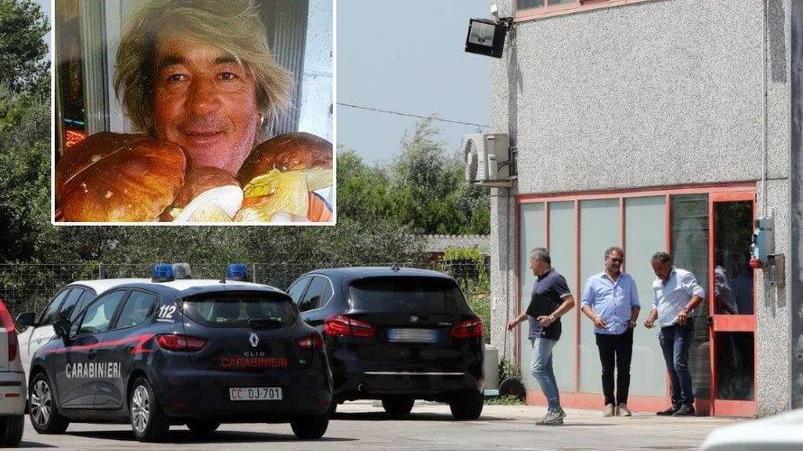 Entra nel suo capannone e trova il corpo dell’amico
