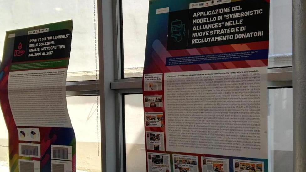 Poster con articoli del Tirreno dedicati ai donatori di sangue