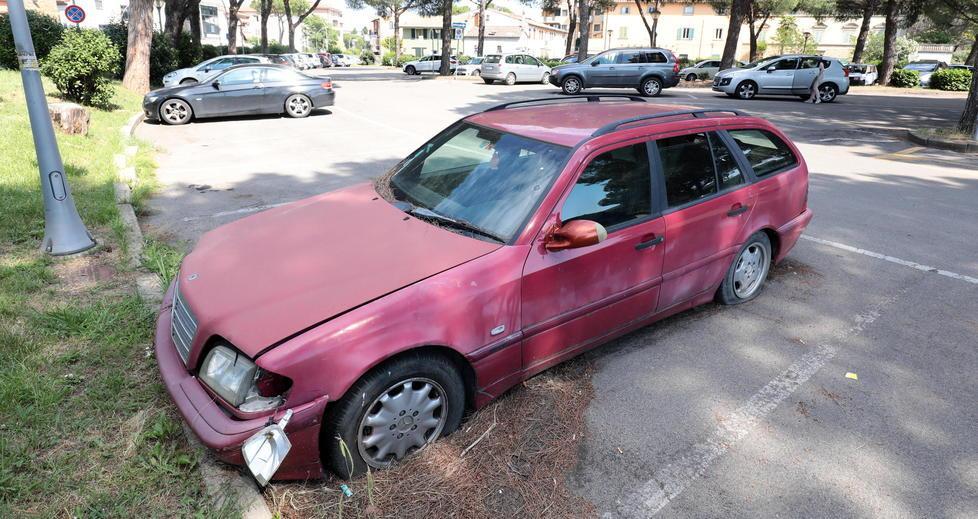 Le auto-discarica che “invadono” i parcheggi 