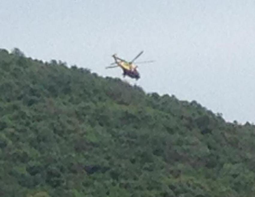 Cade con la bici nel bosco, soccorso con il verricello
