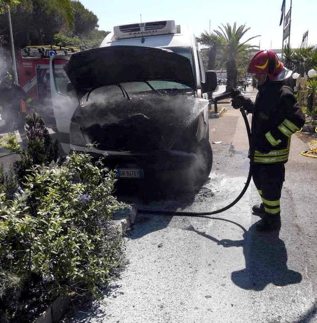 Furgone in fiamme traffico bloccato lungo i bagni