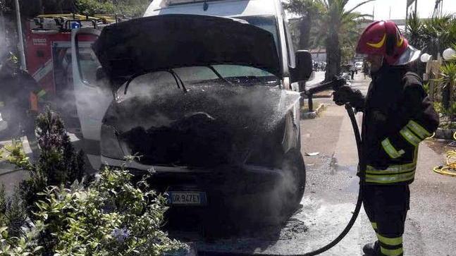 Furgone in fiamme traffico bloccato lungo i bagni