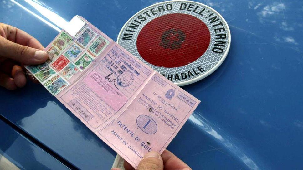 Patenti con il trucco per settanta albanesi