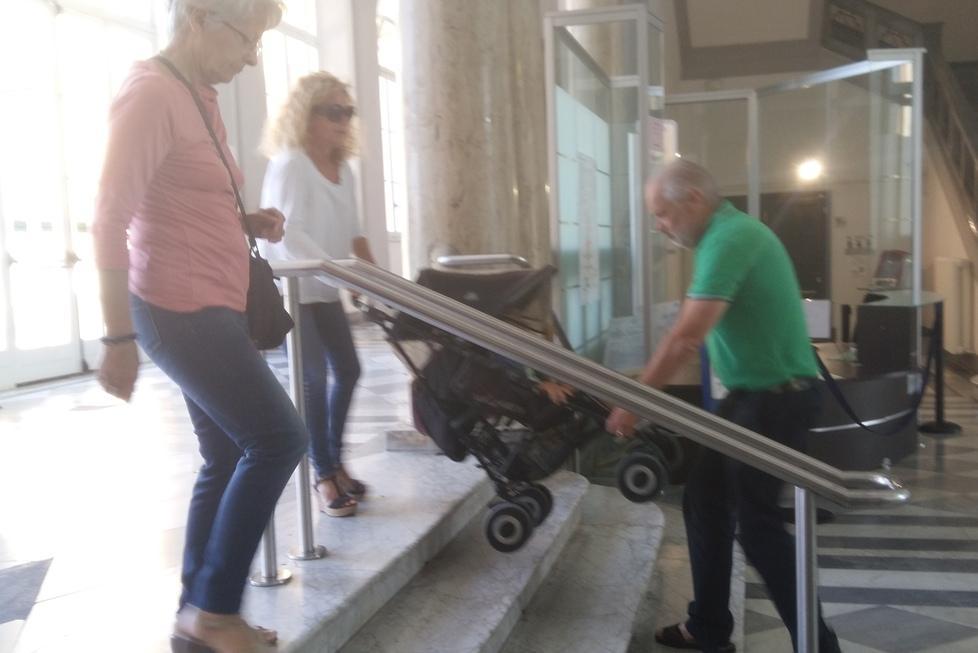 ASCENSORE GUASTO DA 8 GIORNI, DISABILI E CARROZZINE NON ENTRANO IN OSPEDALE