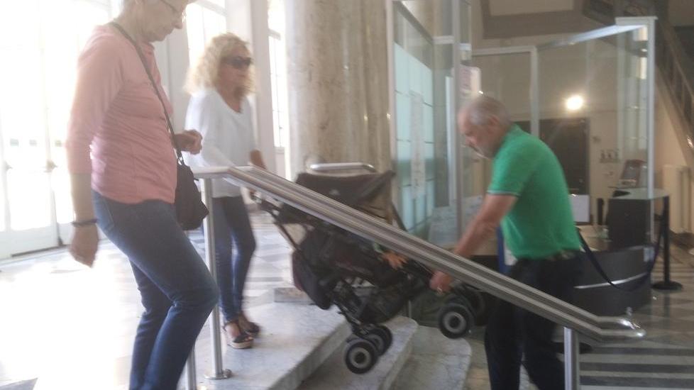 ASCENSORE GUASTO DA 8 GIORNI, DISABILI E CARROZZINE NON ENTRANO IN OSPEDALE